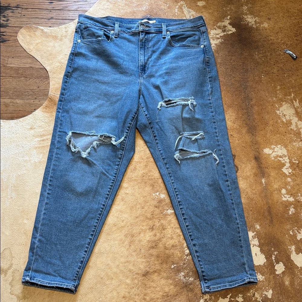 Levi’s Distressed Mom Jeans. Size 16. GUC.